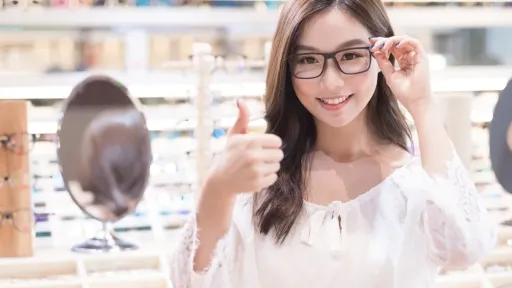  เปลี่ยนเลนส์แว่นเมื่อไร ใช้กรอบเดิมได้ไหม