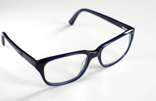 เลนส์แว่นตาเป็นรอยแก้ยังไง