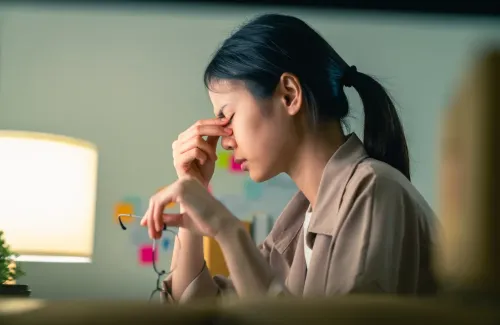 สาเหตุที่ทำให้ใส่แว่นแล้วปวดหัว