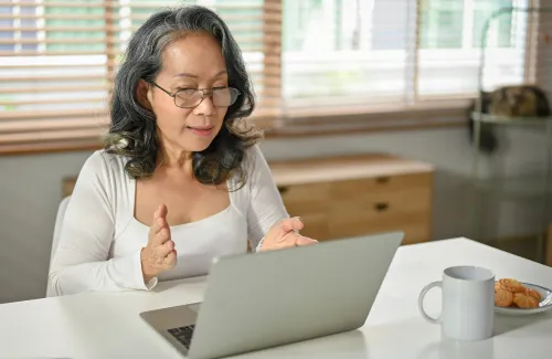 คนแก่ใส่แว่นแบบไหน