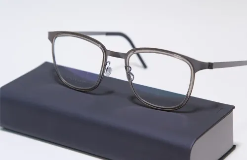 กระบวนการผลิตเลนส์และกรอบแว่น