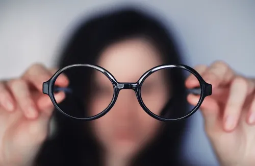 ใส่แว่นไม่ตรงค่าสายตา ส่งผลกระทบอย่างไรบ้าง