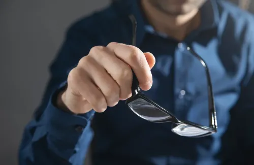 การปรับแต่งขาแว่นที่ไม่ถูกต้อง