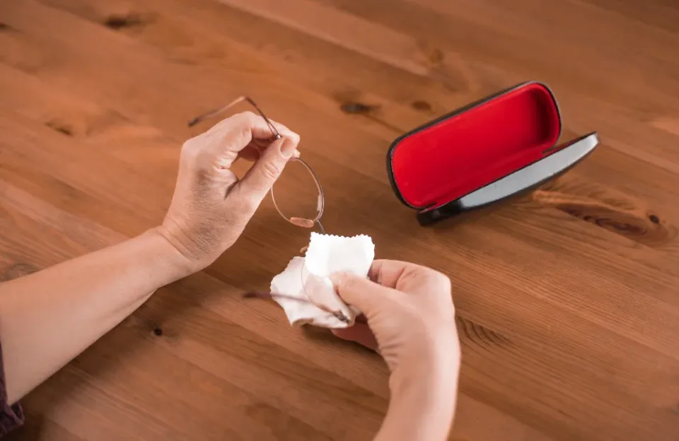  วิธีทำความสะอาดแว่นตา คราบเขียว