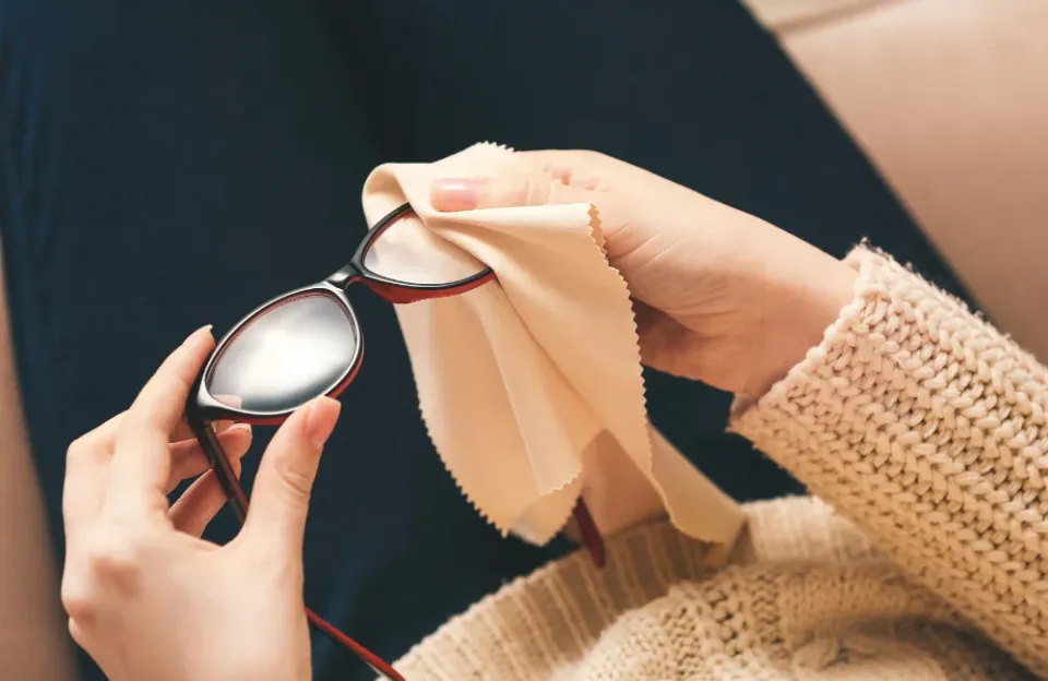  เลนส์แว่นเป็นรอย