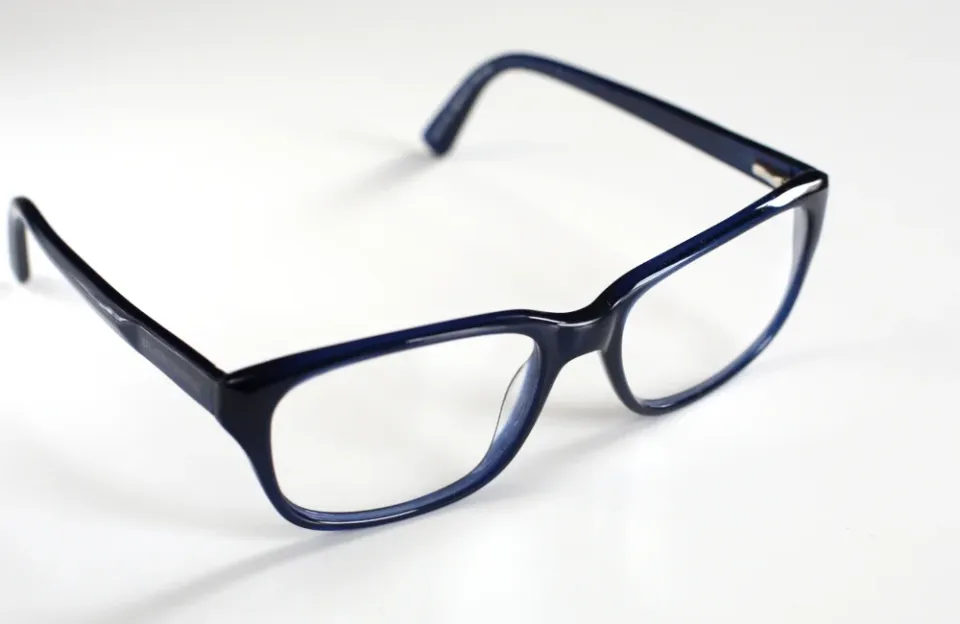  เลนส์แว่นตาเป็นรอยแก้ยังไง