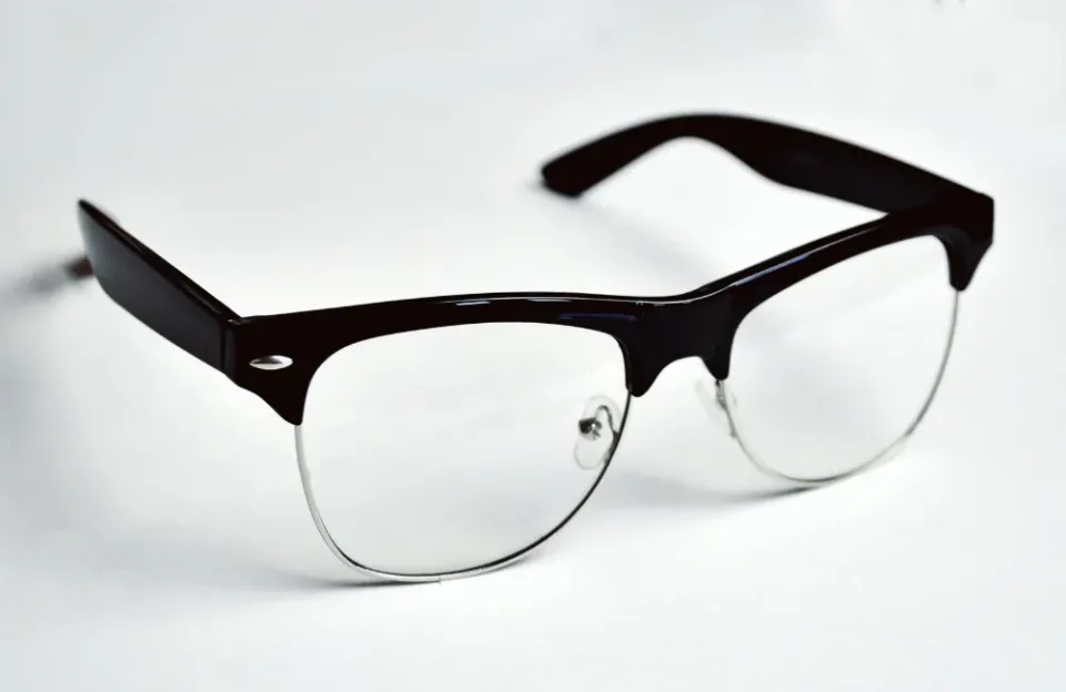 กรอบแว่นสายตาผู้หญิง ทรง Browline