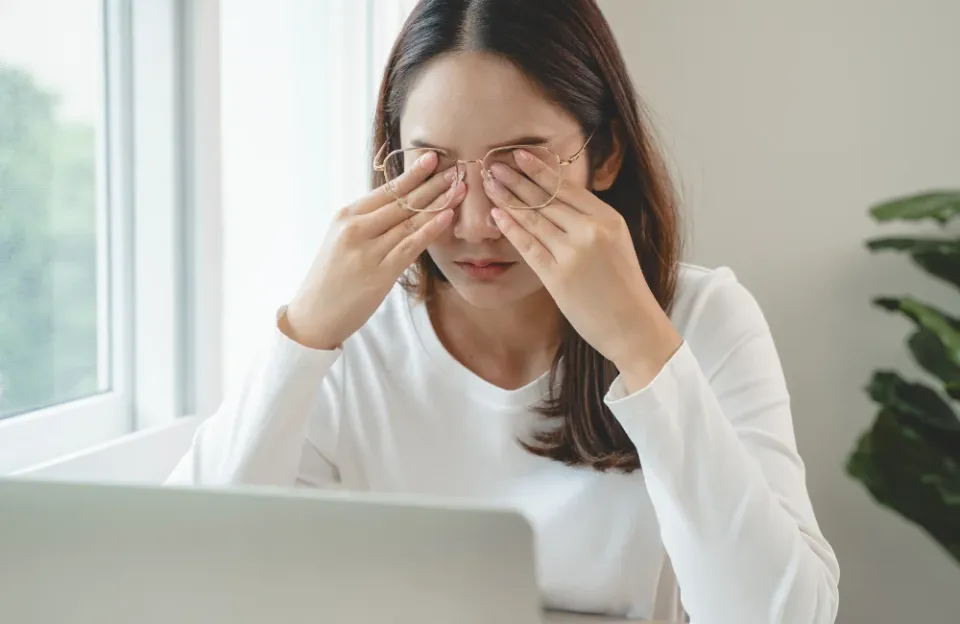 วิธีดูแลผิวจมูกที่มีรอยแดงจากแว่น