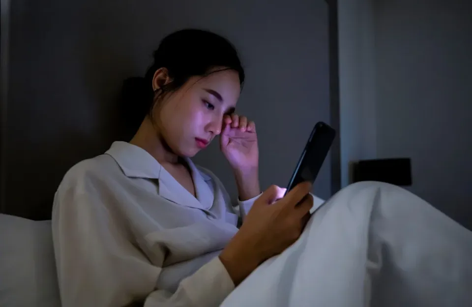 ปิดไฟเล่นโทรศัพท์ อันตรายไหม