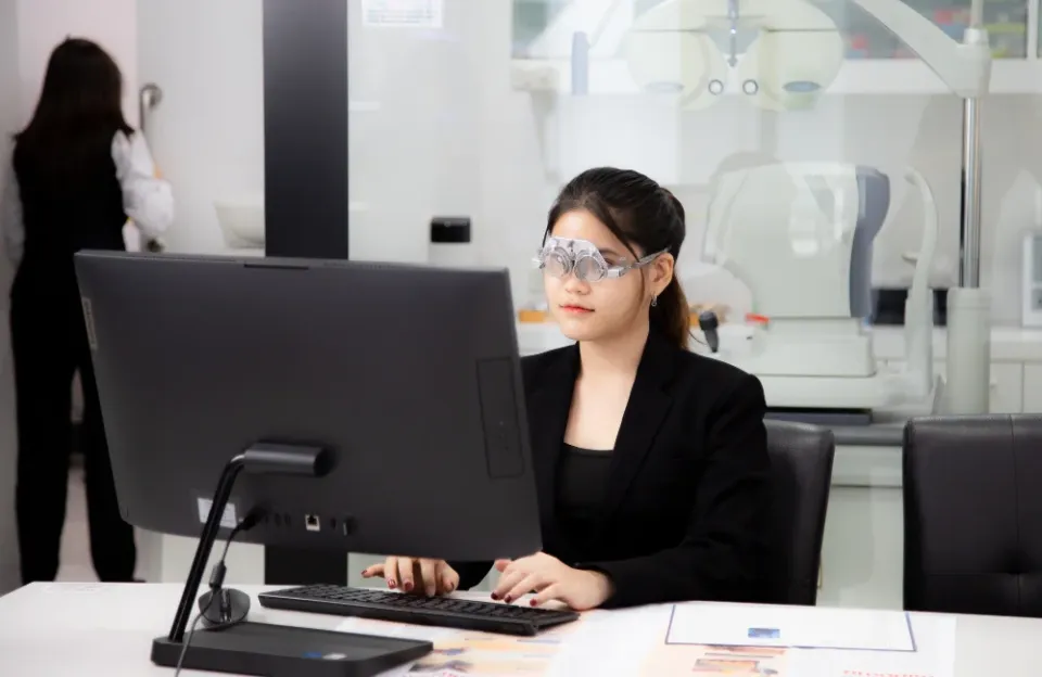 แว่นตาโปรเกรสซีฟ อัจฉริยะ ISOPTIK