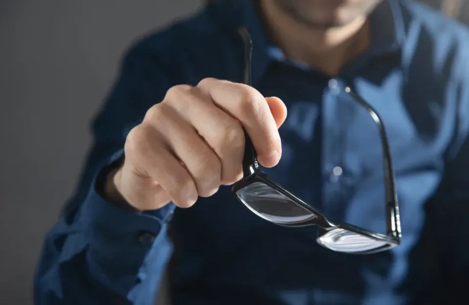 การปรับแต่งขาแว่นที่ไม่ถูกต้อง