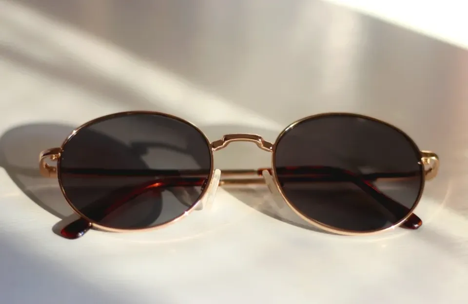 ข้อดีและข้อเสียของเลนส์เปลี่ยนสี