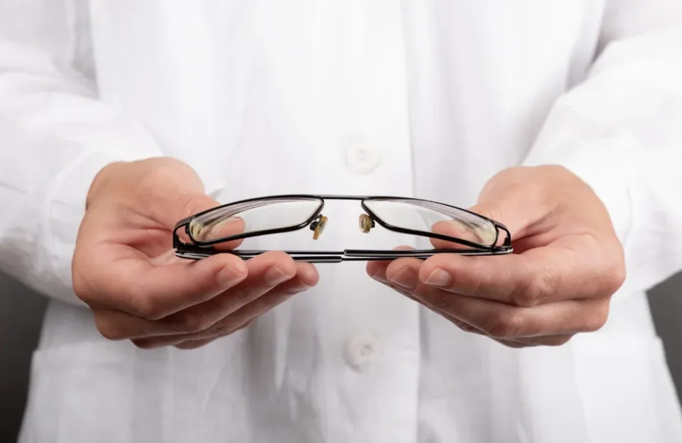 วิธีแก้ไขปัญหาแว่นหลวม แว่นไหล