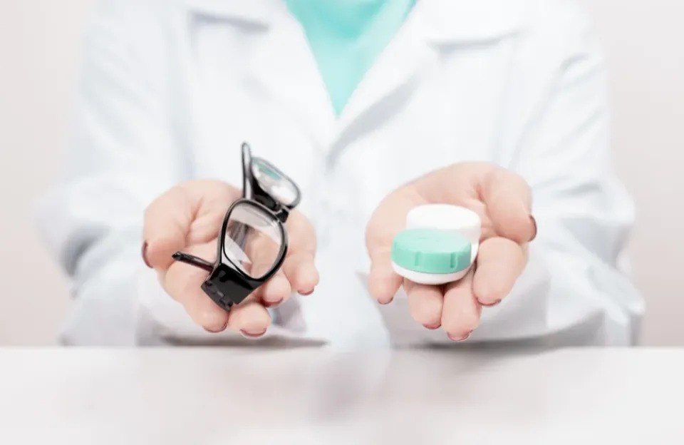 ค่าสายตาคอนแทคเลนส์ กับแว่นตา