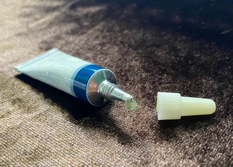 น้ำตาเทียม แบบขี้ผึ้ง